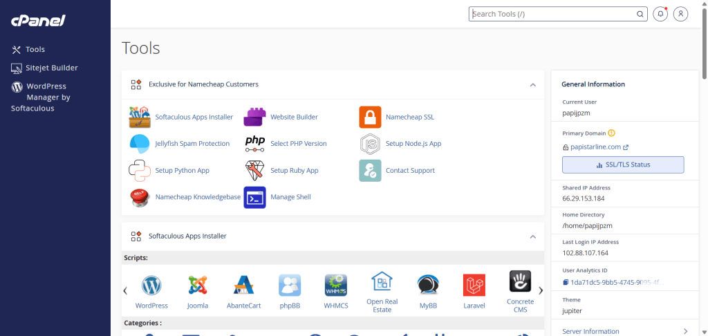 Namecheap cPanel 仪表盘截图:显示工具区块。界面有深蓝色侧边栏,链接工具、Sitejet 构建器和 WordPress Manager by Softaculous。主区域显示 Namecheap 客户专属区块,带 Softaculous 应用安装器、网站构建器、Namecheap SSL 和联系支持图标。下方是 WordPress、Joomla 和 Laravel 图标的 Softaculous 应用安装器脚本区块