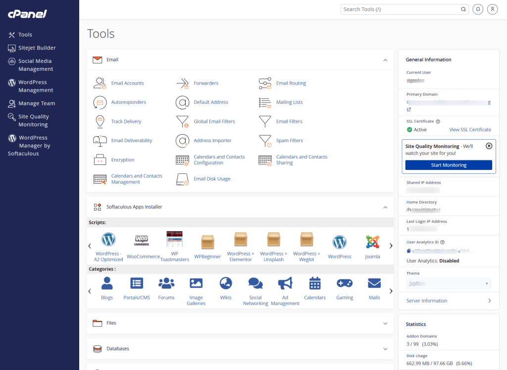 cPanel 工具界面:显示邮件管理选项和 WordPress 与 Joomla 的 Softaculous 应用安装器