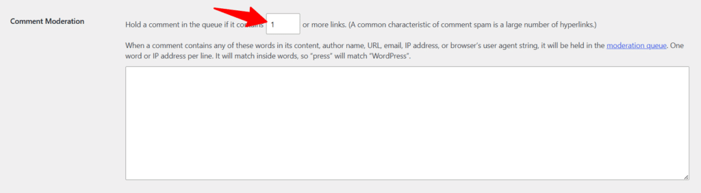 WordPress 评论审核设置页面，红色箭头指向配置为评论包含 1 个或更多链接时保留在队列的文本框