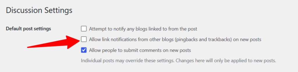 WordPress 讨论设置仪表盘，红色箭头指向未勾选的 pingbacks 和 trackbacks 选项